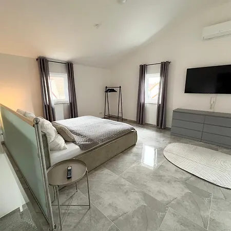 Hugos Design House - Ruhig & Modern